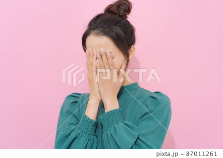 顔を覆う女性　カラー背景 87011261