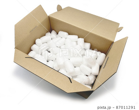 ダンボールとバラ緩衝材　斜め上から　白い背景 87011291