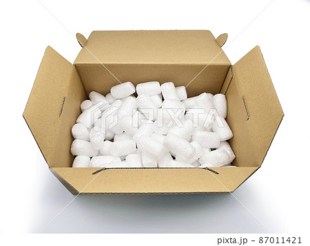 ダンボールとバラ緩衝材 上から ホワイトバック ダンボールとバラ緩衝材 上から ホワイトバック 87011421