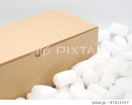 クラフトボックスとバラ緩衝材　白背景 87011437