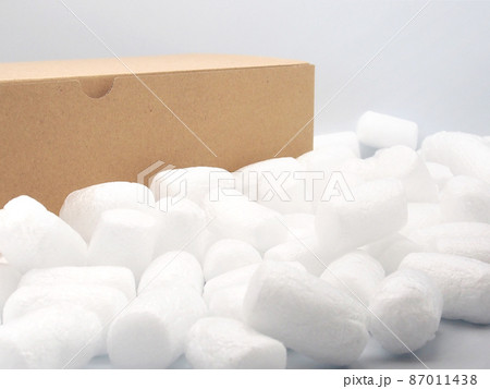 クラフトボックスとバラ緩衝材　アップ 87011438