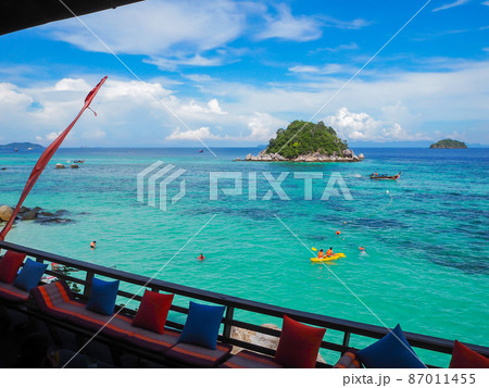 ビーチリゾートの高台レストランから眺める最高の絶景 87011455