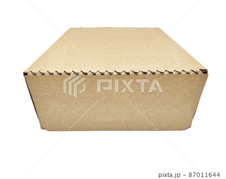 白背景で撮影したダンボール小箱　横　蓋閉じ 87011644