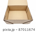 白背景で撮影したダンボール小箱　アップ 87011674