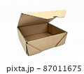 白背景で撮影したダンボール小箱　斜め 87011675