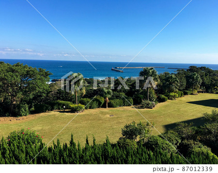 屋久島 屋久島グリーンホテルの庭越しに海を望む 屋久島 屋久島グリーンホテルの庭越しに海を望む 87012339