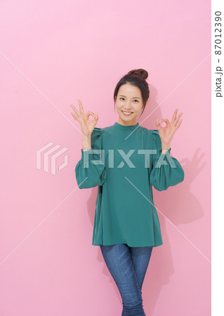 20代女性ポートレート ピンク背景 20代女性ポートレート ピンク背景 87012390