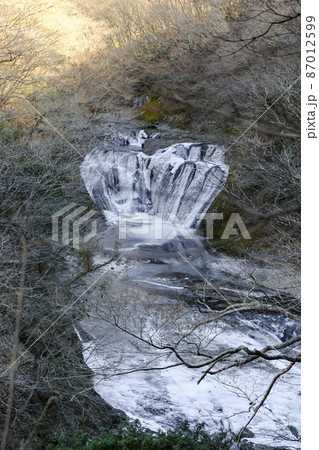 冬枯れの渓谷を流れる生瀬滝 冬枯れの渓谷を流れる生瀬滝 87012599