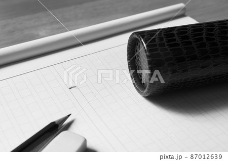 原稿用紙と卒業証書の筒 マス目 教育 卒論 原稿用紙と卒業証書の筒 マス目 教育 卒論 87012639