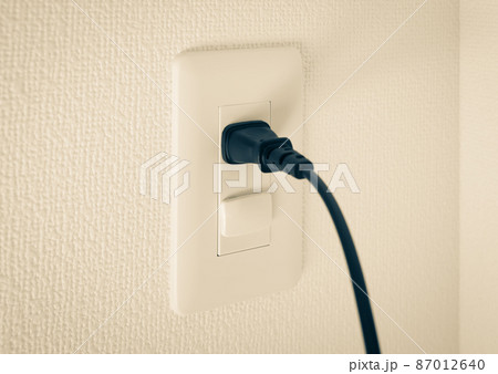 コンセントの穴とコンセントカバーと電源プラグ　電気火災防止対策　壁コンセント　感電防止 87012640