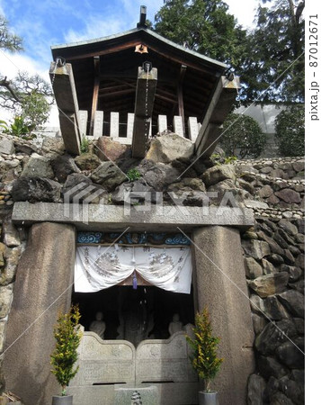 大阪市天王寺区にある清水寺の「玉出の滝」 87012671