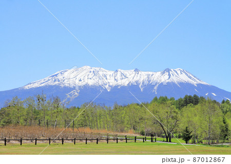 木曽馬の里から望む5月の御岳山 87012867