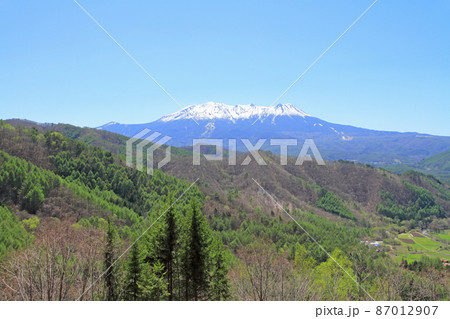 開田高原地蔵峠から望む5月の御岳山 87012907