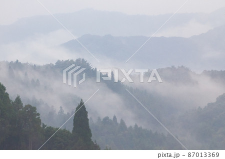天霧に煙る中国山地の遠景風景です。静かな雰囲気をご覧ください。山口県 87013369