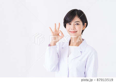 白バックの白衣の若い女性 87013519