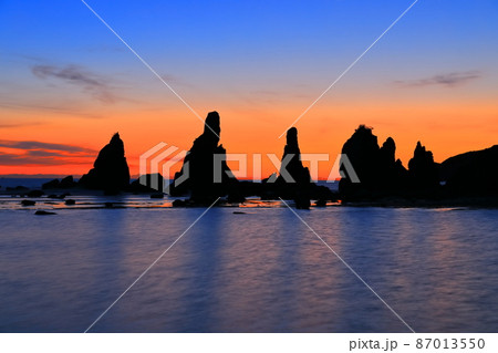 【和歌山県】橋杭岩の夜明け(紀伊半島の潮岬) 【和歌山県】橋杭岩の夜明け(紀伊半島の潮岬) 87013550