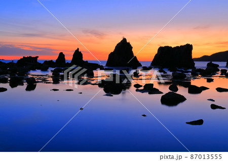 【和歌山県】橋杭岩の夜明け（紀伊半島の潮岬） 87013555