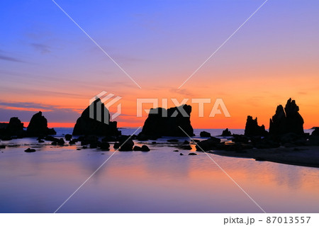 【和歌山県】橋杭岩の夜明け(紀伊半島の潮岬) 【和歌山県】橋杭岩の夜明け(紀伊半島の潮岬) 87013557
