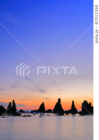 【和歌山県】橋杭岩の夜明け(紀伊半島の潮岬) 【和歌山県】橋杭岩の夜明け(紀伊半島の潮岬) 87013566