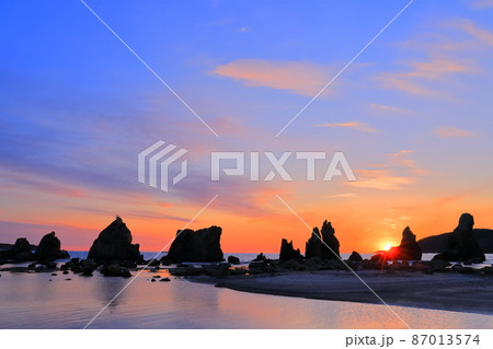 【和歌山県】橋杭岩の夜明け（紀伊半島の潮岬） 87013574