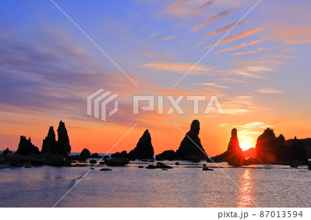 【和歌山県】橋杭岩の夜明け（紀伊半島の潮岬） 87013594