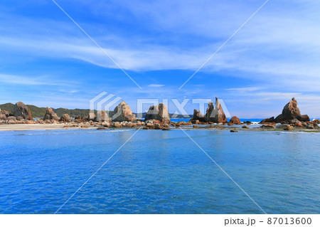 【和歌山県】晴天下の橋杭岩（紀伊半島の潮岬） 87013600