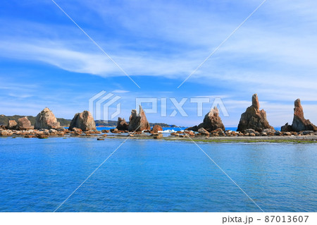 【和歌山県】晴天下の橋杭岩（紀伊半島の潮岬） 87013607