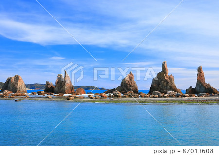 【和歌山県】晴天下の橋杭岩（紀伊半島の潮岬） 87013608