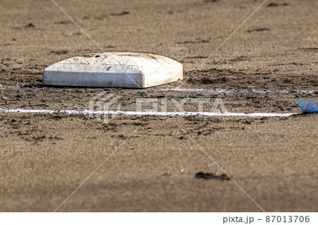 野球場の土のグラウンドに置かれた野球ベース 野球場の土のグラウンドに置かれた野球ベース 87013706