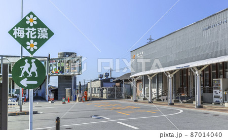 梅花藻の案内板の立つ醒ヶ井駅前風景 87014040