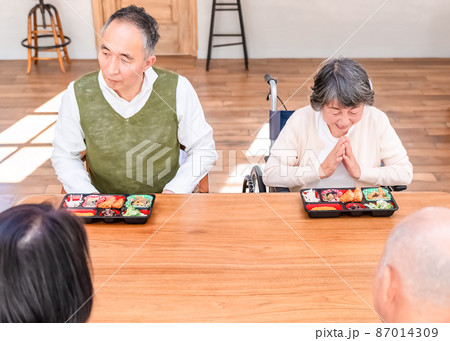 リハビリテーションセンター　昼食シーン　俯瞰撮影 87014309