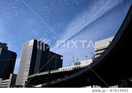 中之島の田蓑橋周辺の高層ビルと巻雲 87014401