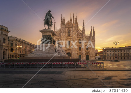 Duomo square at wonderful sunrise Duomo square at wonderful sunrise 87014430