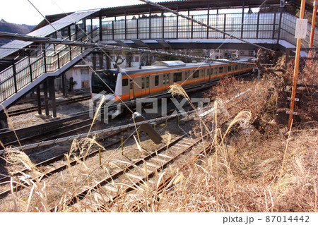 青梅線宮ノ平駅に入線する青梅行電車（2） 87014442