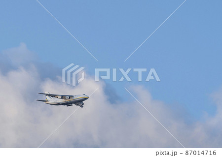着陸態勢の大型輸送機アントノフAn-124 87014716