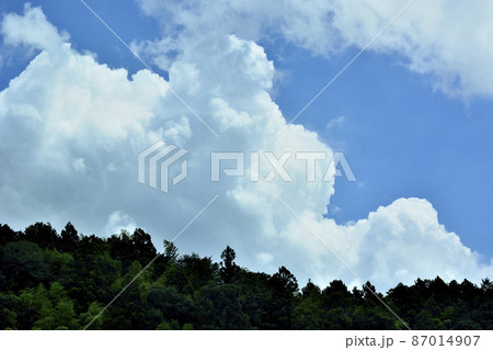 青空に沸き立つ雲 87014907