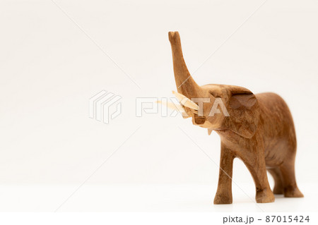 ゾウの木製置物 87015424