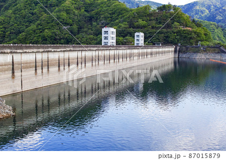 東京都/ 新緑の奥多摩湖・小河内ダム 87015879