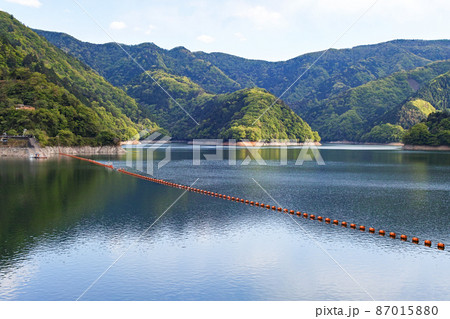 東京都/ 新緑の奥多摩湖・小河内ダム 87015880