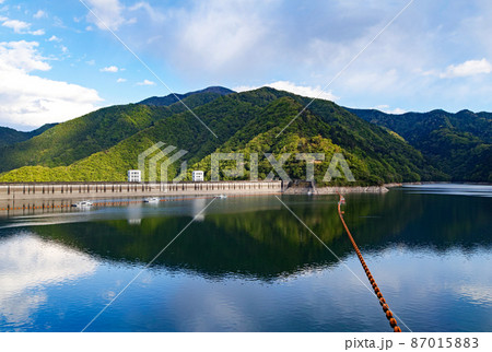 東京都 新緑の奥多摩湖 小河内ダムの写真素材