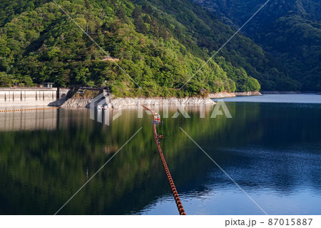 東京都/ 新緑の奥多摩湖・小河内ダム 87015887