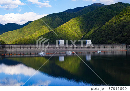 東京都 新緑の奥多摩湖 小河内ダムの写真素材