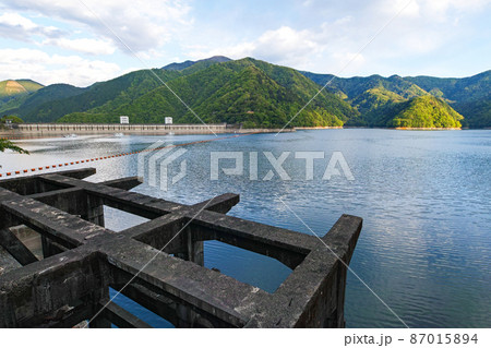 東京都/ 新緑の奥多摩湖・小河内ダム 砕石場跡地 87015894