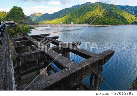 東京都/ 新緑の奥多摩湖・小河内ダム 砕石場跡地 87015895