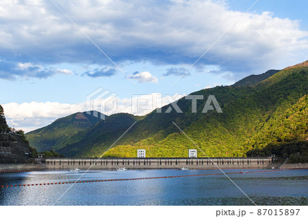 東京都/ 新緑の奥多摩湖・小河内ダム 87015897