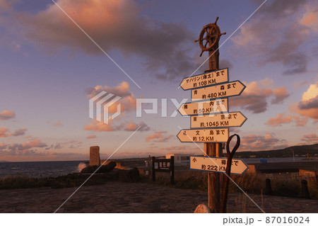 利尻島 沓形岬の夕景 87016024