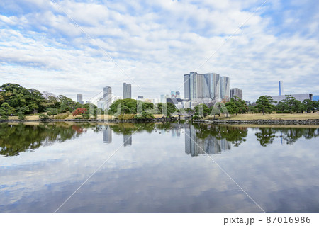 浜離宮恩賜公園　潮入りの池の美しいリフレクション　東京都中央区 87016986