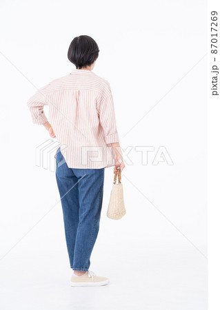 白バックで歩く若い女性 87017269