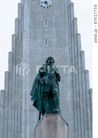 Leif Erikson monument in front of Hallgrimskirkja church, one of the highest and most famous lutheran church in Reykjavik. 87017759