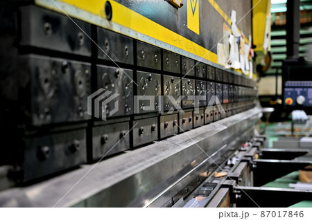 工場　製造業　曲げ加工　ベンダー　プレスブレーキ 87017846